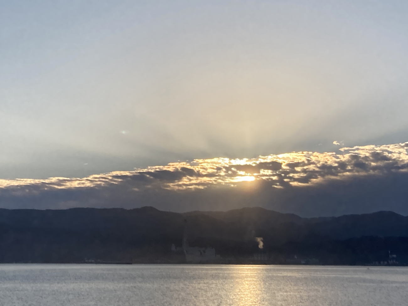 朝陽がまぶしい